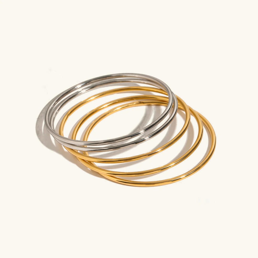 Conjunto de brazaletes dorados apilables y deslumbrantes — Carmen, Lucía & Rocío