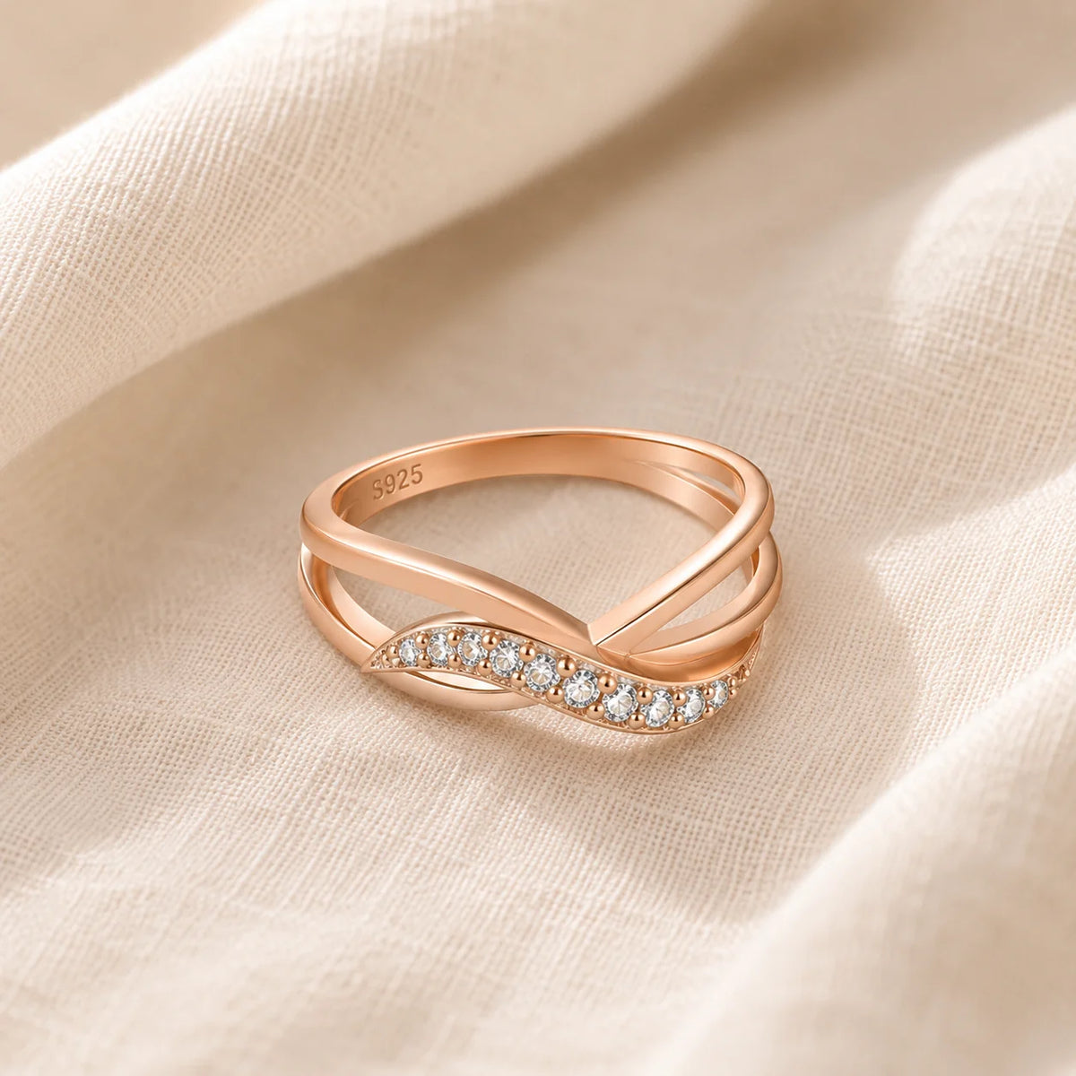Anillo único de perlas geométricas en oro rosa – imagen 2