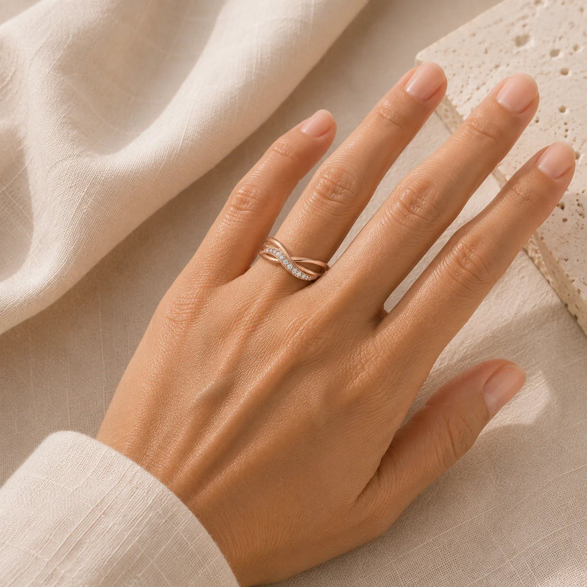Anillo único de perlas geométricas en oro rosa