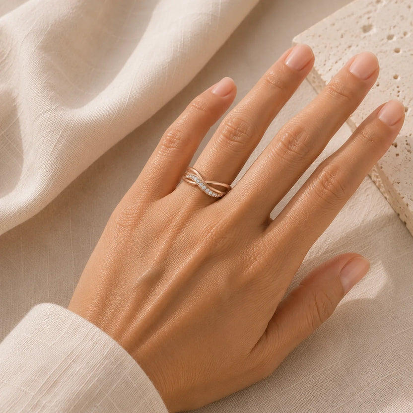 Anillo único de perlas geométricas en oro rosa
