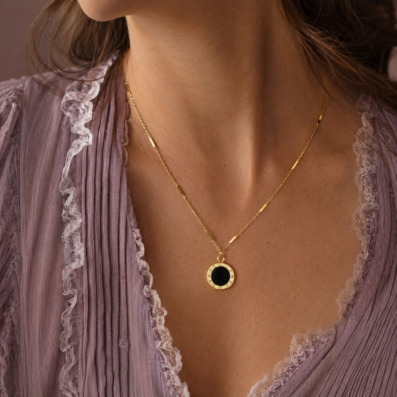 Collar lustroso de placa negra