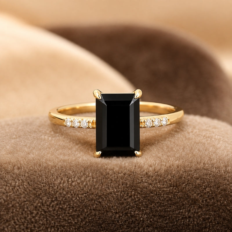 Anillo radiante con piedra negra