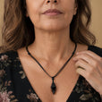 Collar con colgante radiante de obsidiana