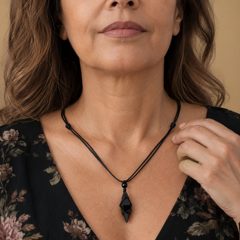 Collar con colgante radiante de obsidiana