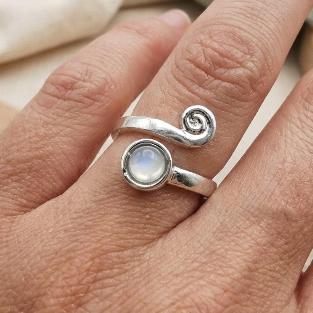 Anillo de plata con piedra lunar en espiral