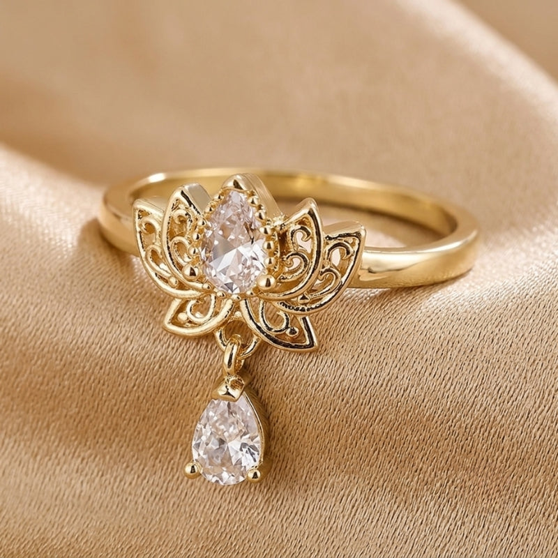 Anillo radiante de loto con circonita