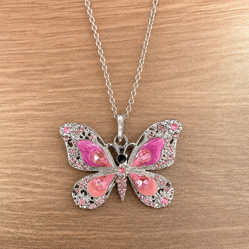 Collar radiante con colgante de mariposa