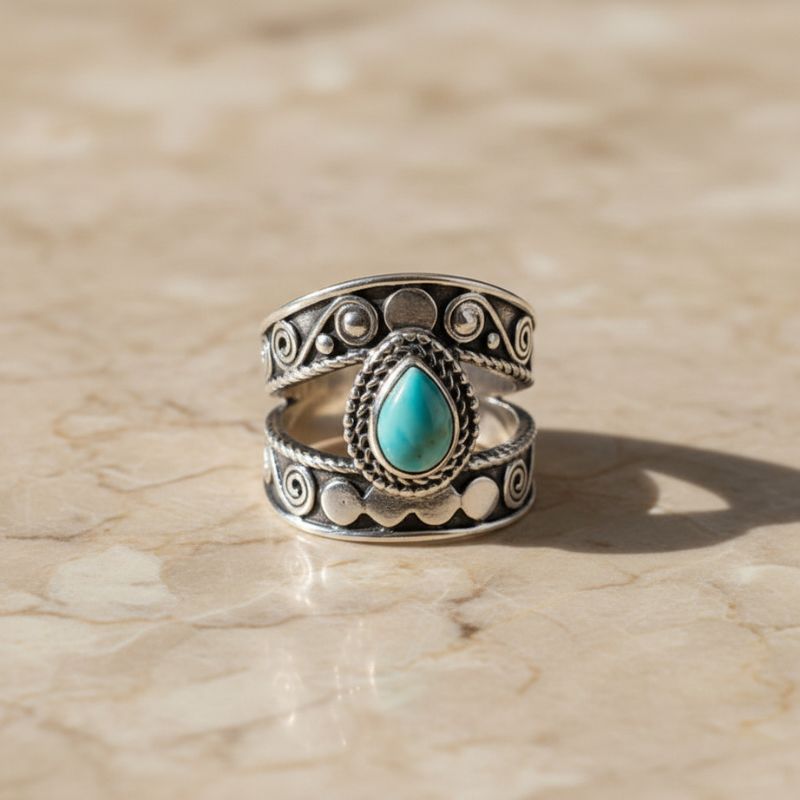 Anillo opulento de turquesa en forma de lágrima