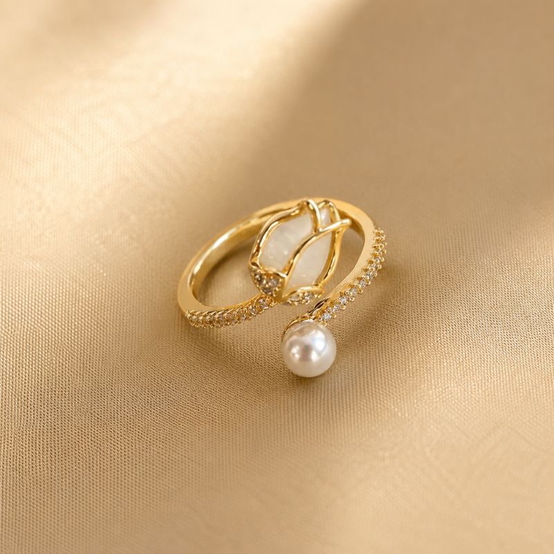 Anillo dorado exquisito de capullo de tulipán