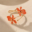 Pulsera rígida dorada con flor de esmalte brillante – imagen 2
