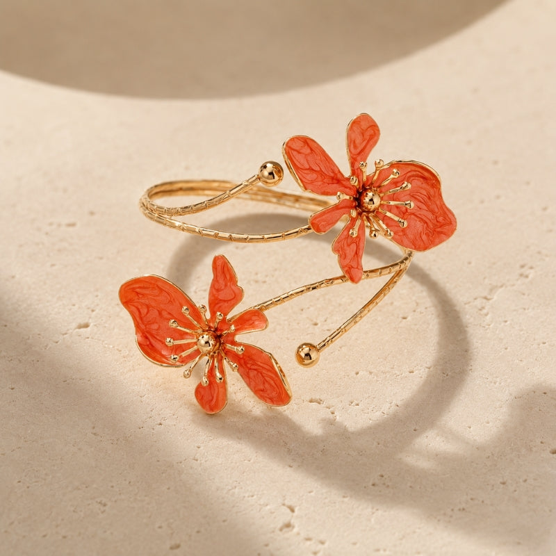 Pulsera rígida dorada con flor de esmalte brillante – imagen 2