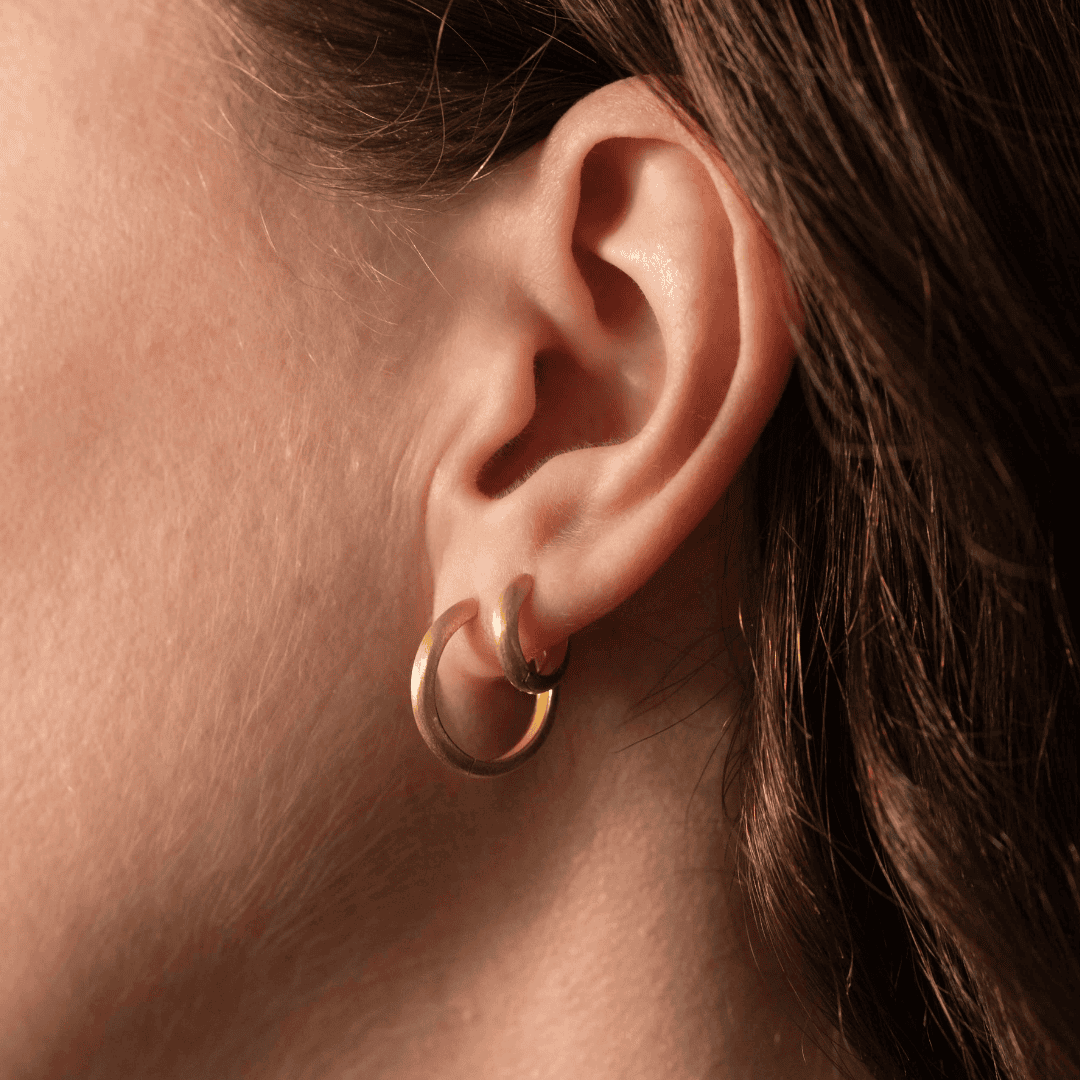 Conjunto de 2 pares de aros minimalistas dorados cepillados — Carmen, Lucía & Rocío
