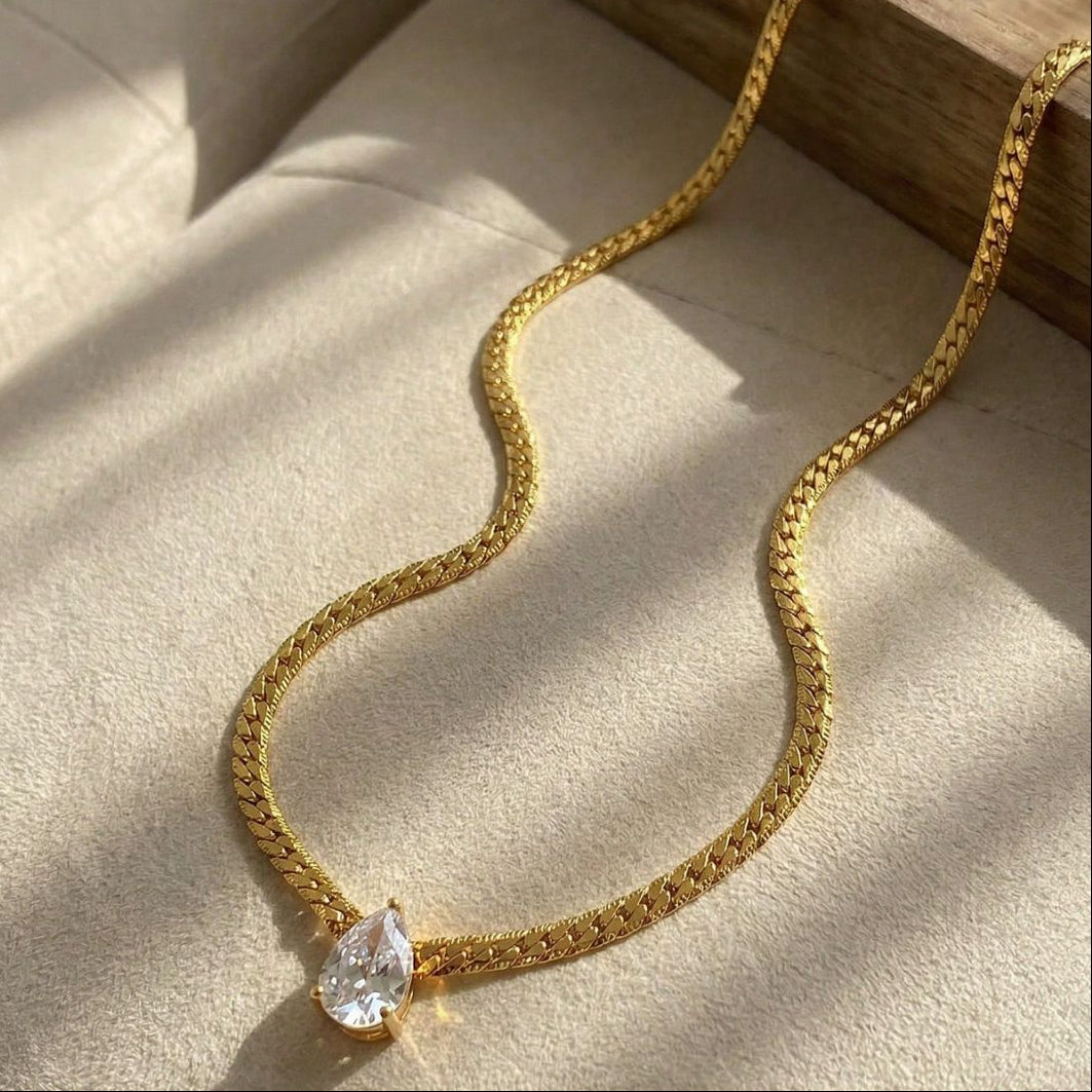 Collar de serpiente con circonita en forma de lágrima