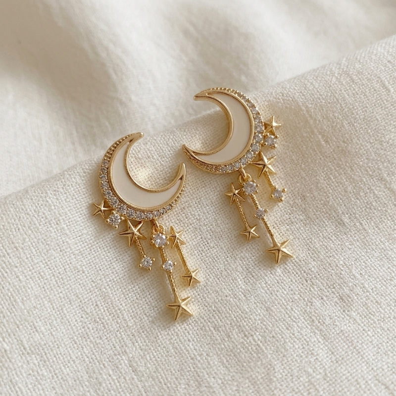 Pendientes atemporales de luna con borla