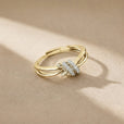 Anillo de circonita dorado brillante