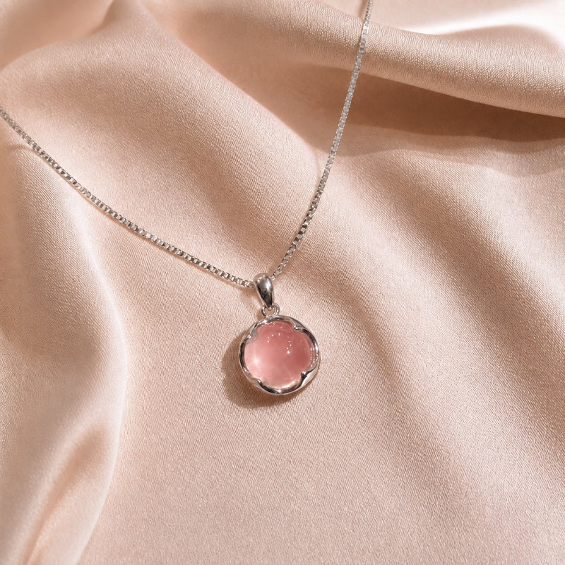 Collar elegante de flor de cerezo