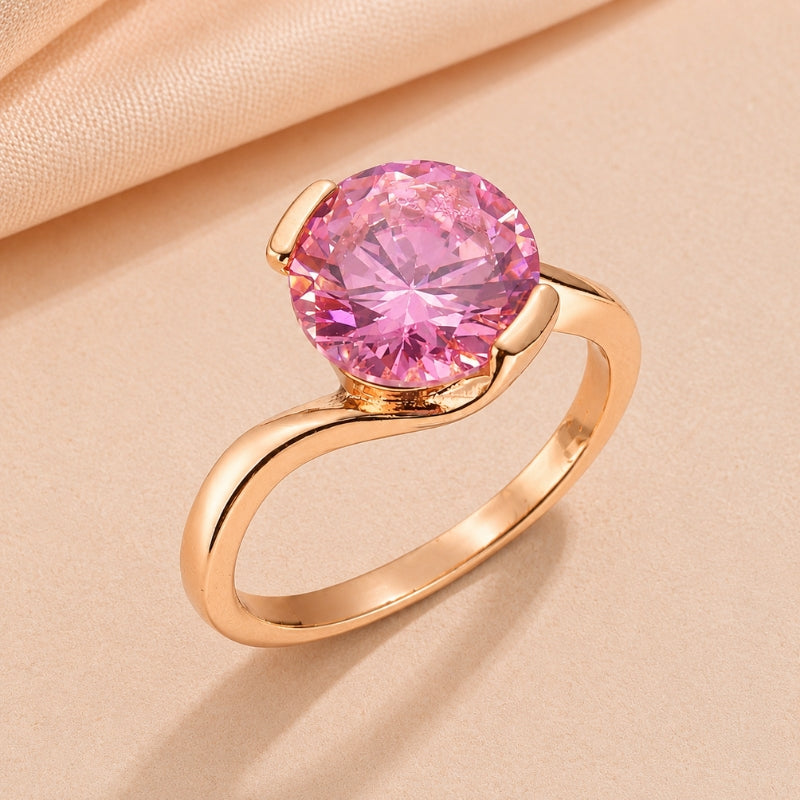 Anillo atemporal de cristal sintético