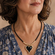 Collar majestuoso con colgante de corazón
