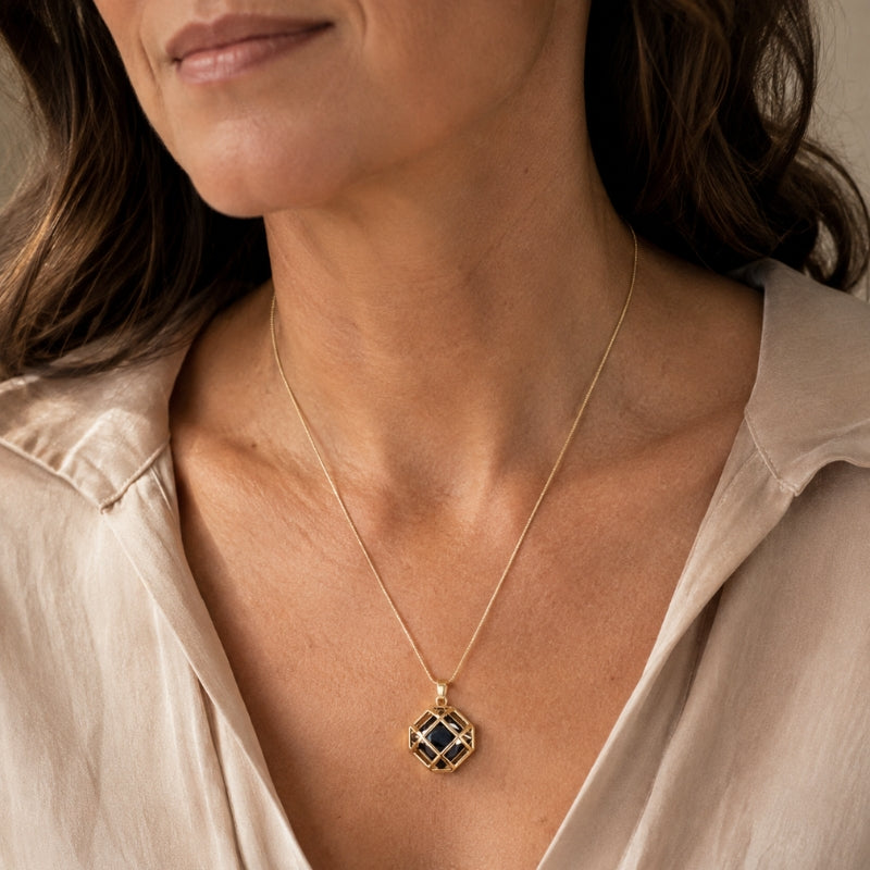 Collar sofisticado con colgante de cristal