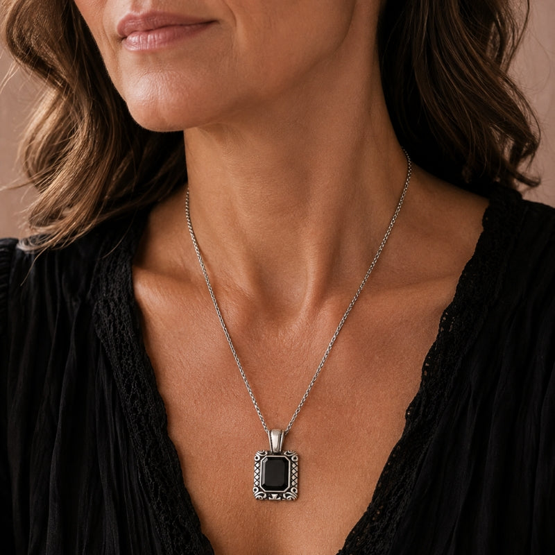 Collar atemporal con piedra negra