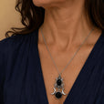 Collar icónico con colgante de circonita negra