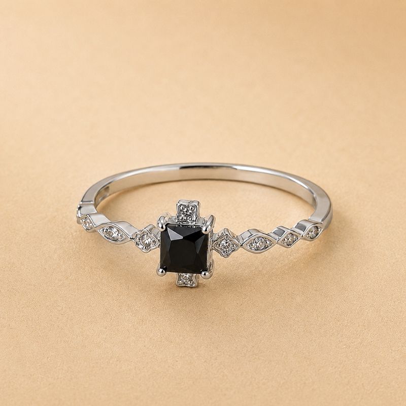 Anillo etéreo con piedra negra