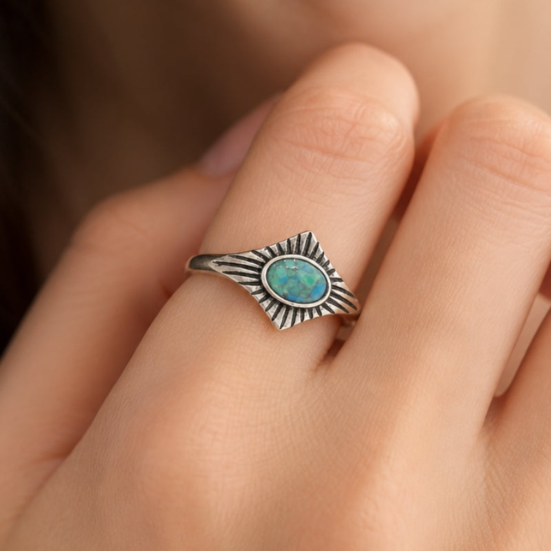 Exquisito anillo de turquesa con diseño de sol radiante