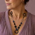 Collar con colgante negro atemporal