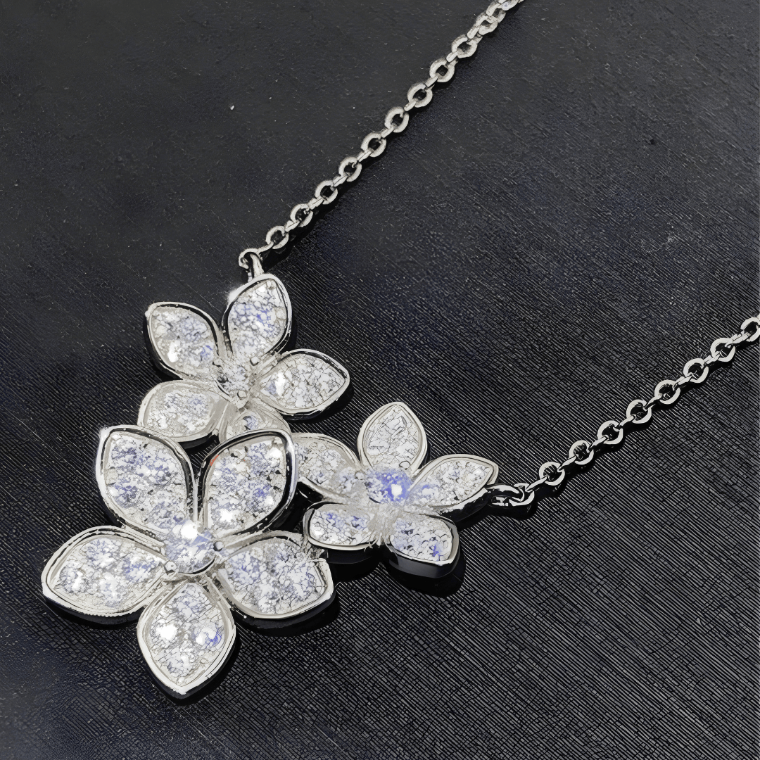 Collar dorado de flor real