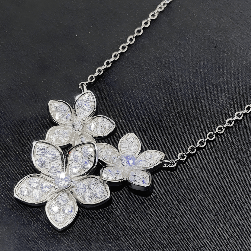 Collar dorado de flor real