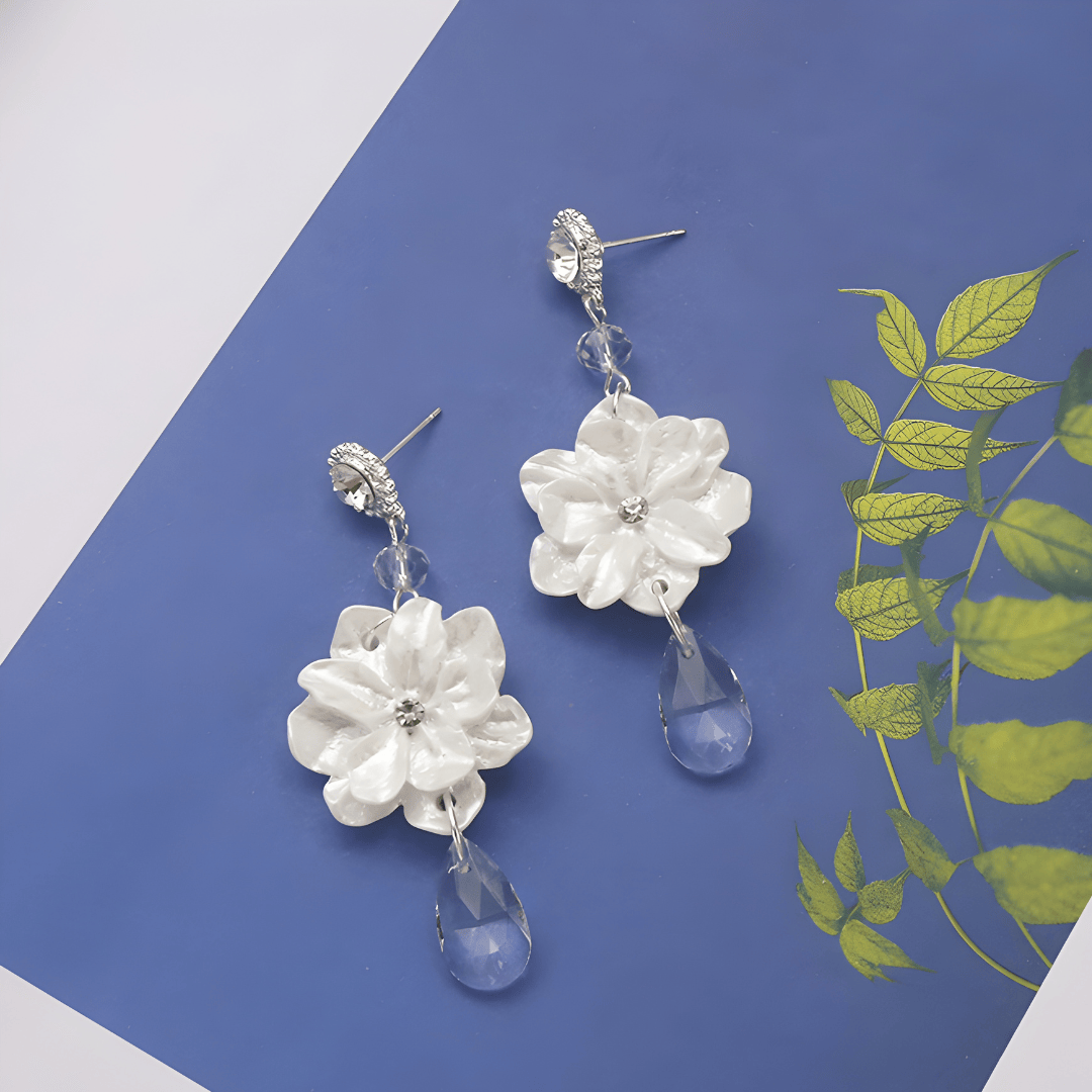 Pendientes llamativos de flor blanca