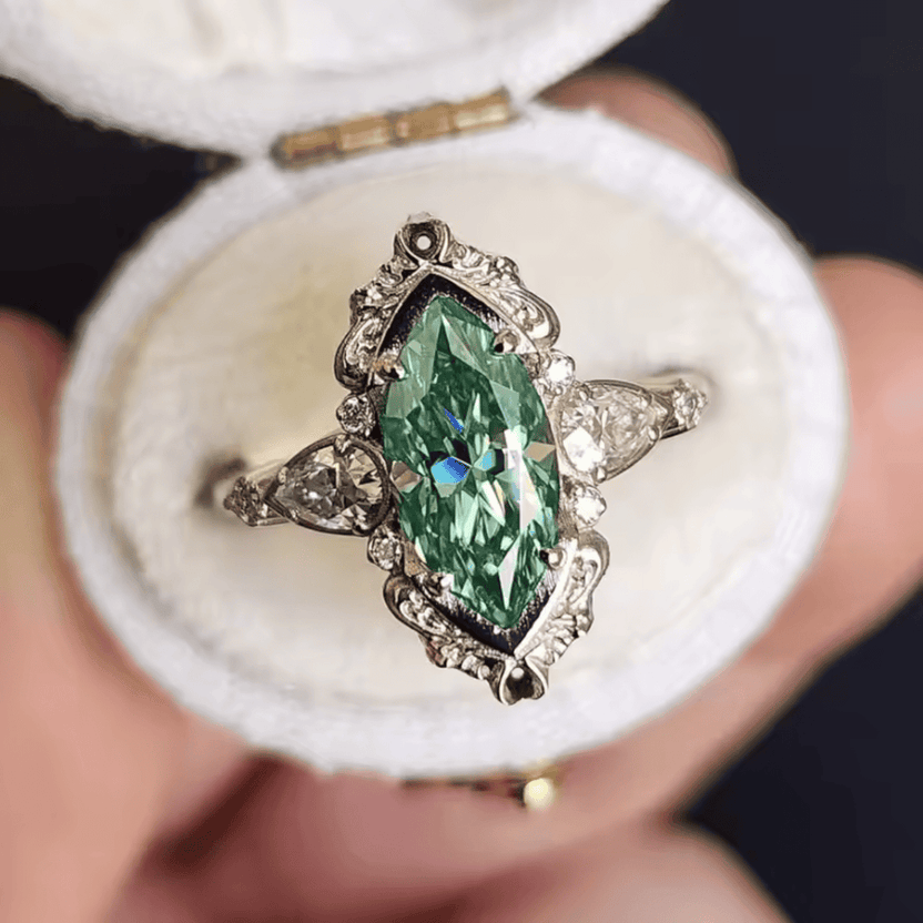 Anillo halo con marquesa esmeralda
