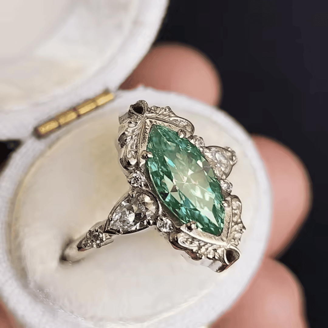 Anillo halo con marquesa esmeralda – imagen 2