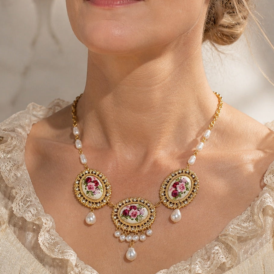 Collar con acento floral vibrante