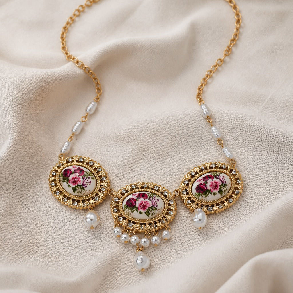 Collar con acento floral vibrante – imagen 2