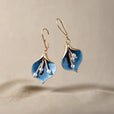 Pendientes de gota de lirio azul dorado con perlas – imagen 2