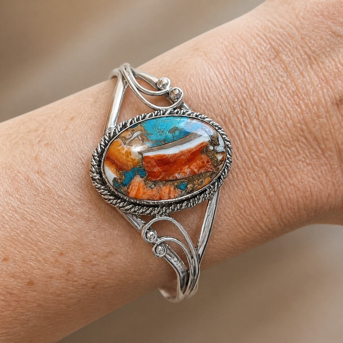 Brazalete vintage con piedra ovalada