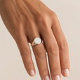 Anillo atemporal con cúpula protagonista – imagen 3