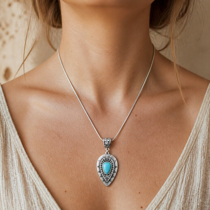 Collar con colgante de gota de agua y turquesa