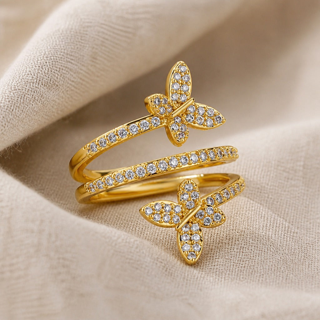 Anillo de oro blanco con mariposa incrustada de circonita – imagen 2