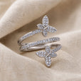 Anillo de oro blanco con mariposa incrustada de circonita