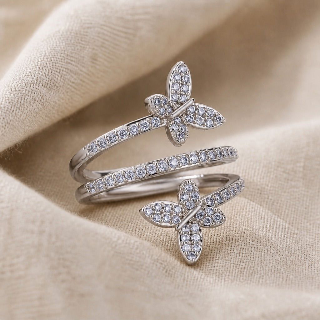 Anillo de oro blanco con mariposa incrustada de circonita