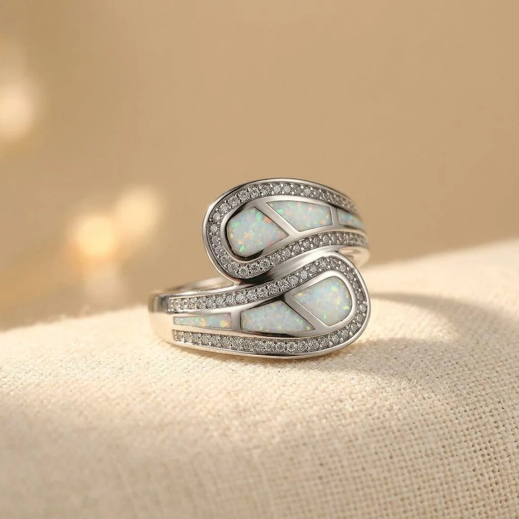 Anillo de ópalo blanco y circonita