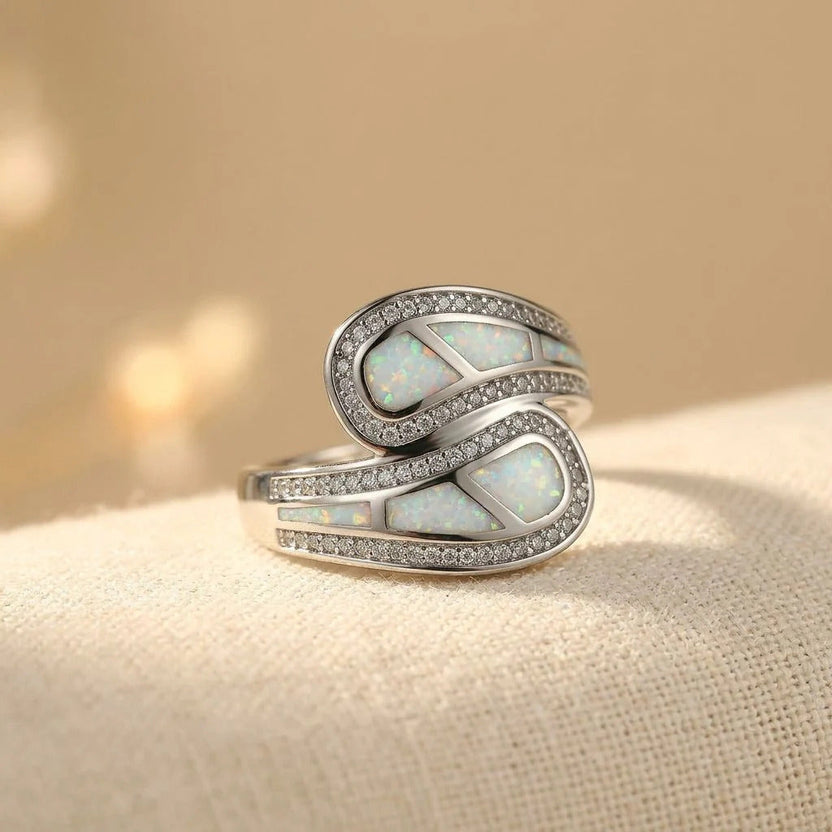 Anillo de ópalo blanco y circonita