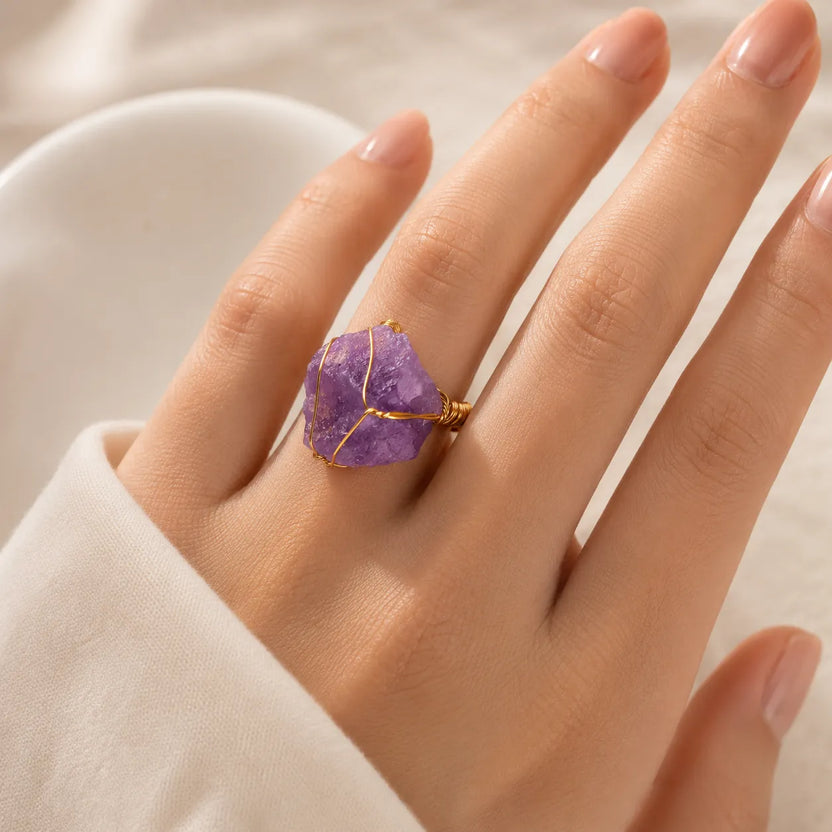 Anillo de oro con cristal de amatista envuelto