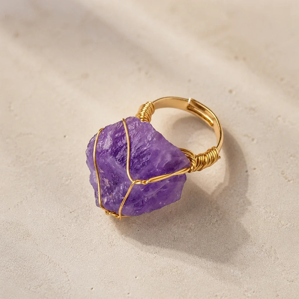 Anillo de oro con cristal de amatista envuelto – imagen 2