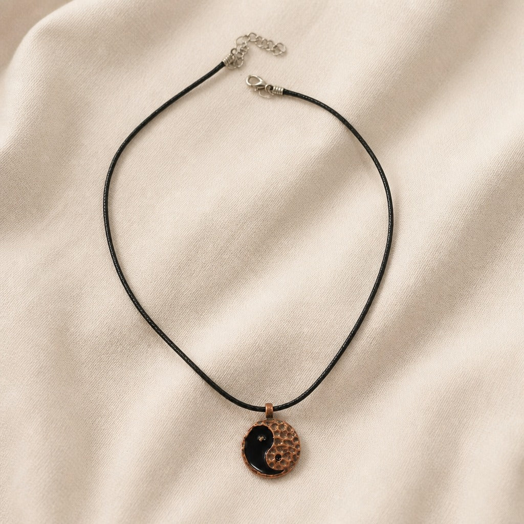 Collar con colgante de dije yin yang — Carmen, Lucía & Rocío