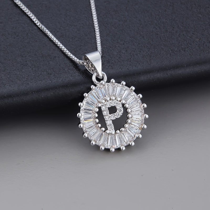 Collar con inicial de circonita en oro blanco – imagen 16