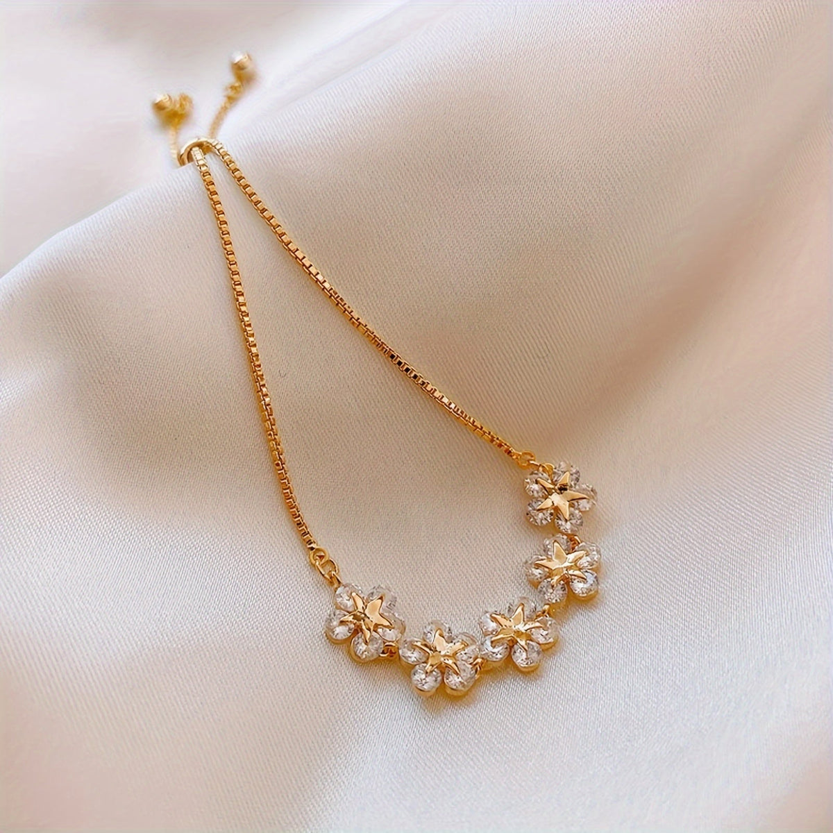Pulsera de flor con circonita en oro blanco – imagen 2