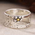 Anillo artístico de flor llamativo